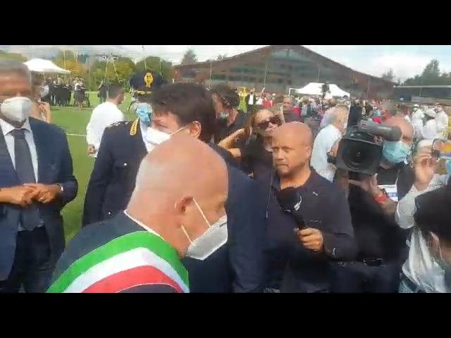 Video: Terremoto. Sfogo signora ad Amatrice: Stanchi promesse. Conte: Dopo vengo a casa