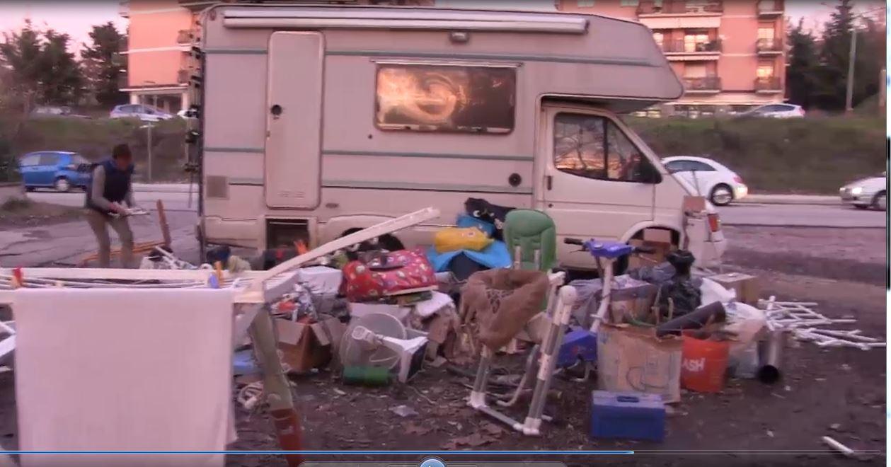 ESCLUSIVO: Intervista ai nomadi che vivono nel camper al Vetoio