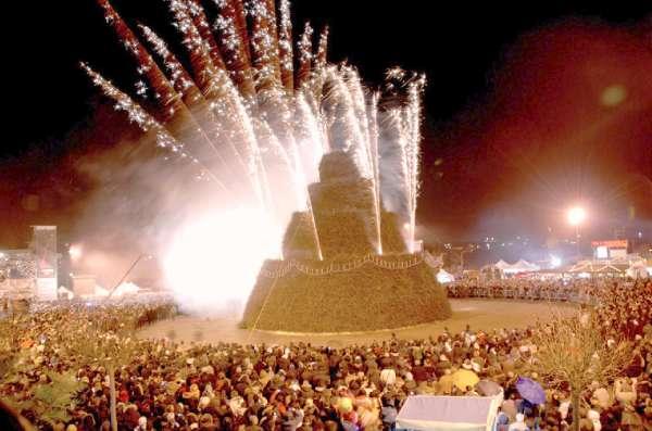 Tra sacro e profano brucia la Fòcara