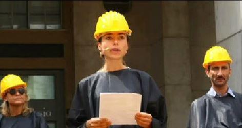 Caschi gialli sul selciato davanti alla Borsa: basta vessazioni