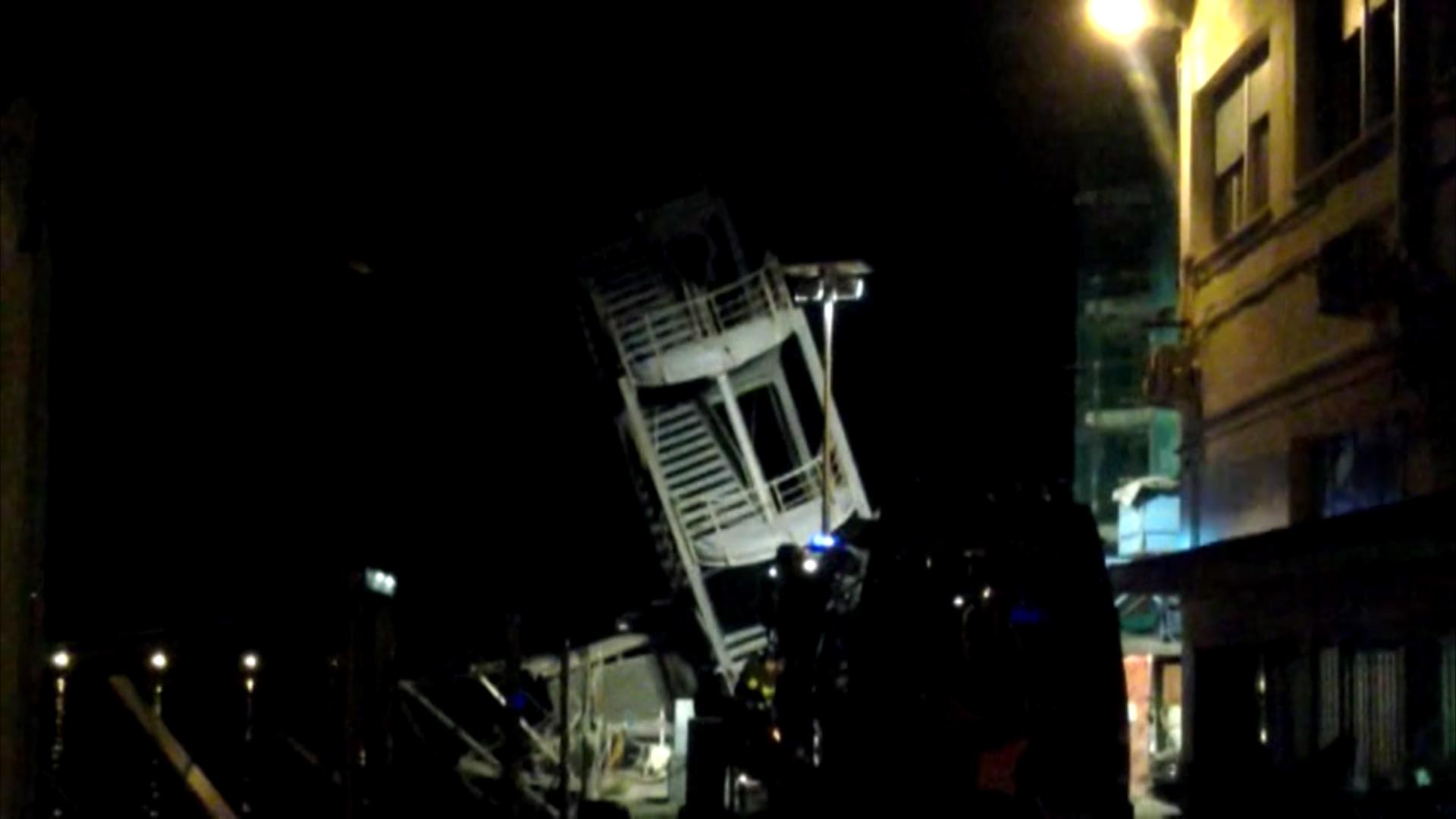 Tragedia al porto di Genova, si cercano i dispersi