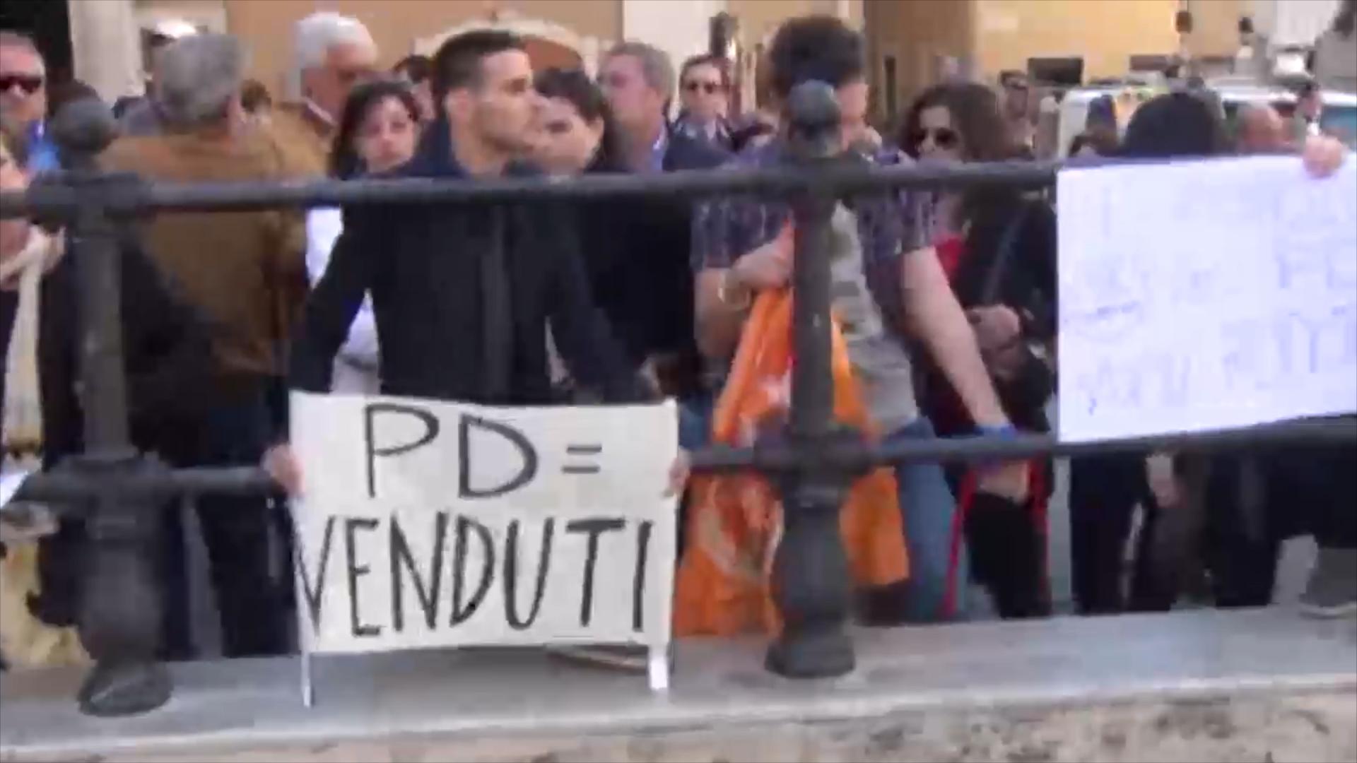 Fumata nera per Franco Marini. Proteste in Piazza Montecitorio