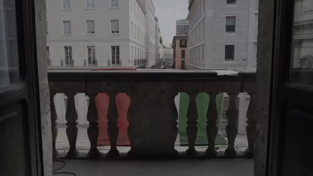 Saturnino, il musicista, collaboratore di Jovanotti, suona Bella Ciao