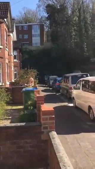 Coronavirus. GB Happy Birthday Sophia:  canta tutto il vicinato 