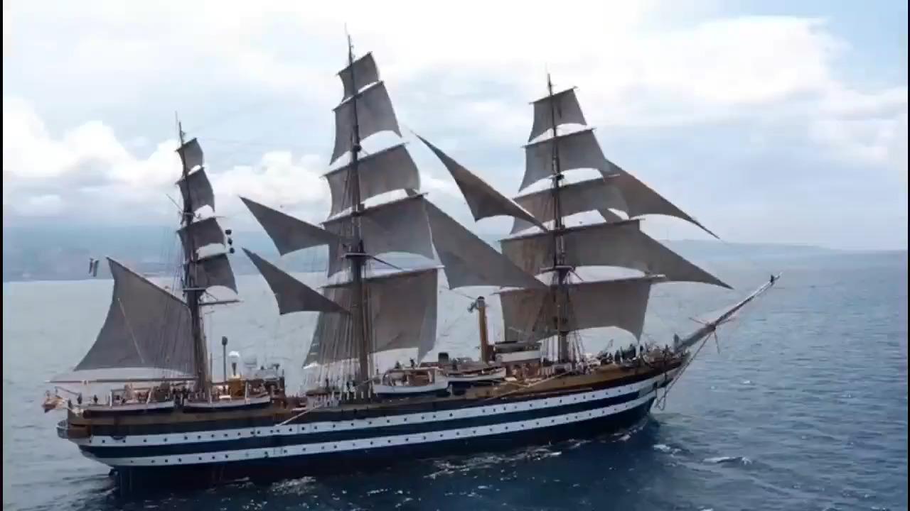 Video: Messina. Nave scuola Vespucci in transito sullo Stretto
